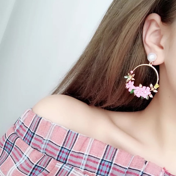 🌟 Beautiful Circle Pink Flowers Earrings - Picture 4 of 5